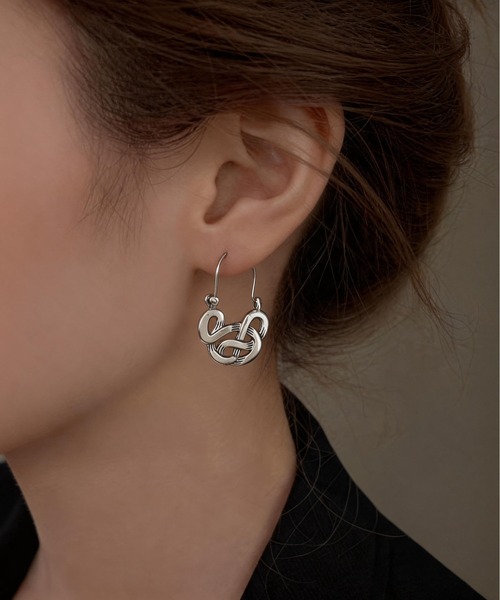 LA VORAGINE（ラ ヴォラジネ）の「レトロ風 幾何モチーフ 個性的ピアス ジプシー（ピアス（両耳用）・レディース・A/E/H/D/G/O/C/Q/F/J/B/K/I/L/P/M/R/N・FREE）」の2枚目の写真