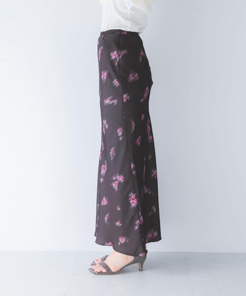 URBAN RESEARCH ROSSO WOMEN(アーバンリサーチ ロッソ)の「ダークプリント バイアススカート(スカート・レディース・ブラック/ブラウン・38/36)」の4枚目の写真