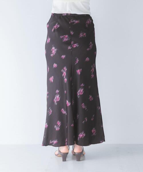 URBAN RESEARCH ROSSO WOMEN(アーバンリサーチ ロッソ)の「ダークプリント バイアススカート(スカート・レディース・ブラック/ブラウン・38/36)」の5枚目の写真