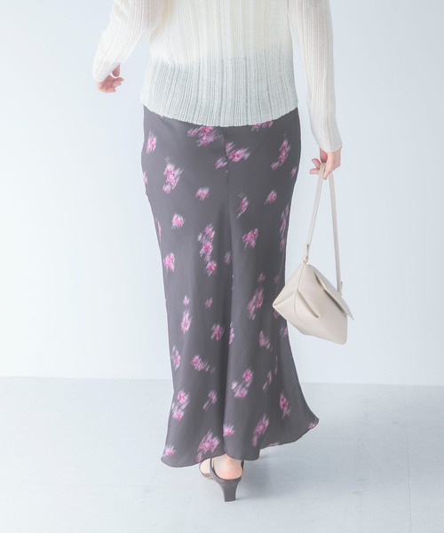 URBAN RESEARCH ROSSO WOMEN（アーバンリサーチ　ロッソ）の「ダークプリント バイアススカート（スカート・レディース・ブラック/ブラウン・38/36）」の3枚目の写真