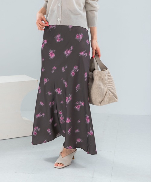URBAN RESEARCH ROSSO WOMEN（アーバンリサーチ　ロッソ）の「ダークプリント バイアススカート（スカート・レディース・ブラック/ブラウン・38/36）」の15枚目の写真