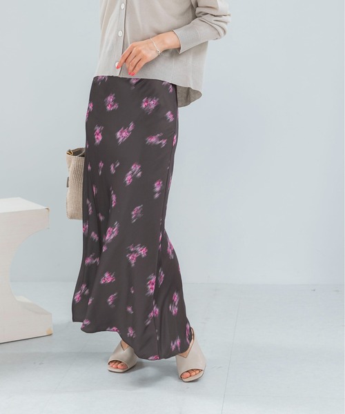 URBAN RESEARCH ROSSO WOMEN（アーバンリサーチ　ロッソ）の「ダークプリント バイアススカート（スカート・レディース・ブラック/ブラウン・38/36）」の16枚目の写真