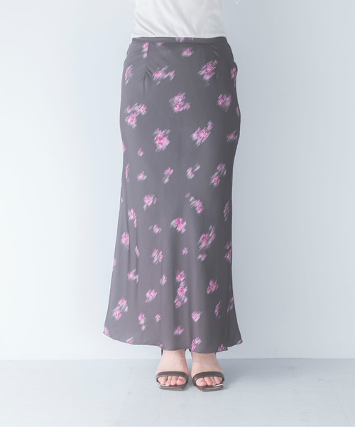 URBAN RESEARCH ROSSO WOMEN（アーバンリサーチ　ロッソ）の「ダークプリント バイアススカート（スカート・レディース・ブラック/ブラウン・38/36）」の19枚目の写真