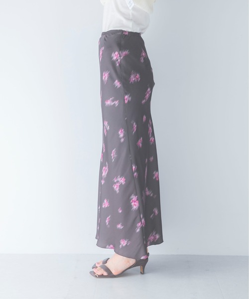 URBAN RESEARCH ROSSO WOMEN（アーバンリサーチ　ロッソ）の「ダークプリント バイアススカート（スカート・レディース・ブラック/ブラウン・38/36）」の8枚目の写真