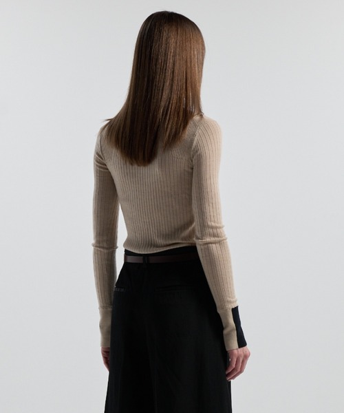 CINOH(チノ)の「15.5 MICRON WOOL TURTLENECK KNIT(ニット/セーター・レディース・ベージュ/チャコールグレー/ブラック・38/36)」の14枚目の写真