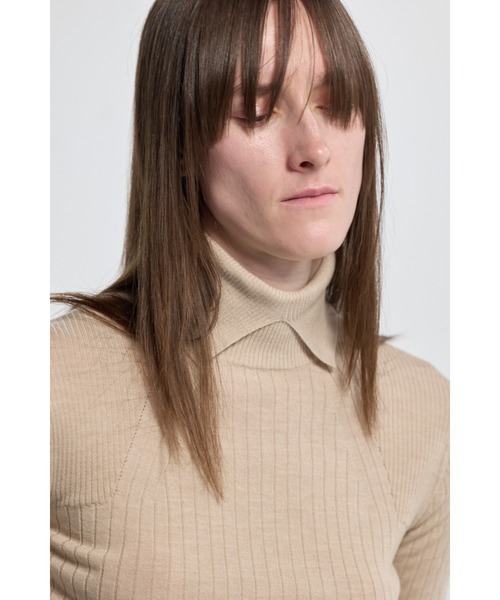 CINOH(チノ)の「15.5 MICRON WOOL TURTLENECK KNIT(ニット/セーター・レディース・ベージュ/チャコールグレー/ブラック・38/36)」の16枚目の写真