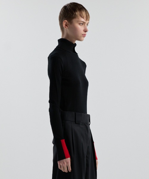CINOH(チノ)の「15.5 MICRON WOOL TURTLENECK KNIT(ニット/セーター・レディース・ベージュ/チャコールグレー/ブラック・38/36)」の8枚目の写真