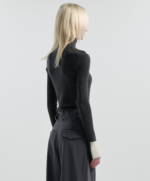 CINOH(チノ)の「15.5 MICRON WOOL TURTLENECK KNIT(ニット/セーター・レディース・ベージュ/チャコールグレー/ブラック・38/36)」の10枚目の写真
