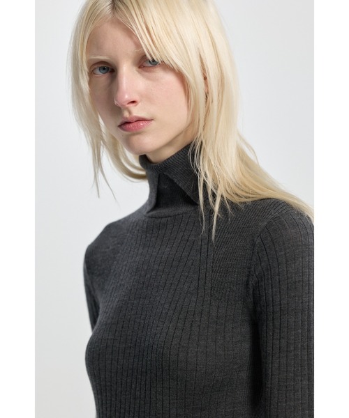 CINOH(チノ)の「15.5 MICRON WOOL TURTLENECK KNIT(ニット/セーター・レディース・ベージュ/チャコールグレー/ブラック・38/36)」の12枚目の写真