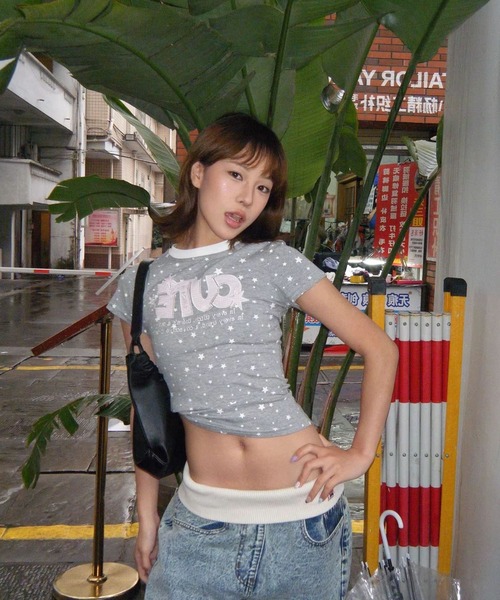 AsheKsha(アシクシャ)の「甘い妹風の星柄プリント CUTE 配色ライン スリムフィット Tシャツ(Tシャツ/カットソー・レディース・グレー・M)」の4枚目の写真
