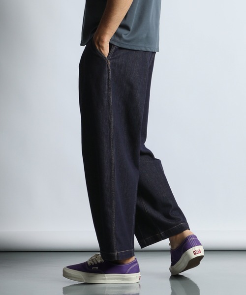 The DUFFER of ST.GEORGE(ザダファーオブセントジョージ)の「COOLMAX WIDE TAPERED EASY DENIM PANTS:クールマックス イージーワイドデニム / タック入り / ライトオンス(デニムパンツ・メンズ・ネイビー・X-LARGE/MEDIUM/SMALL/LARGE)」の4枚目の写真