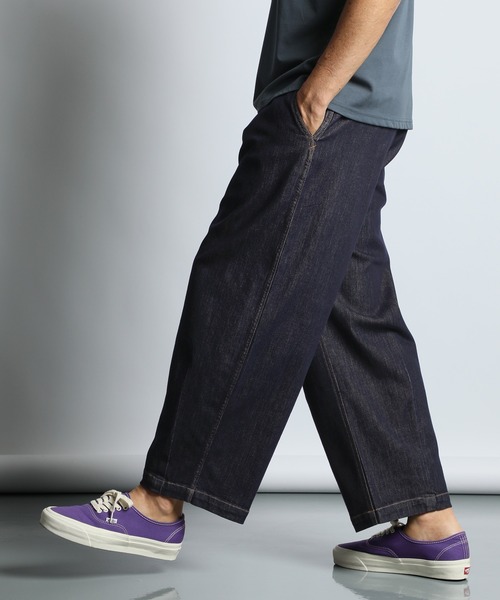 The DUFFER of ST.GEORGE(ザダファーオブセントジョージ)の「COOLMAX WIDE TAPERED EASY DENIM PANTS:クールマックス イージーワイドデニム / タック入り / ライトオンス(デニムパンツ・メンズ・ネイビー・X-LARGE/MEDIUM/SMALL/LARGE)」の2枚目の写真
