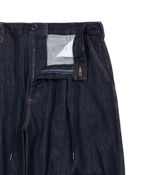 The DUFFER of ST.GEORGE(ザダファーオブセントジョージ)の「COOLMAX WIDE TAPERED EASY DENIM PANTS:クールマックス イージーワイドデニム / タック入り / ライトオンス(デニムパンツ・メンズ・ネイビー・X-LARGE/MEDIUM/SMALL/LARGE)」の7枚目の写真