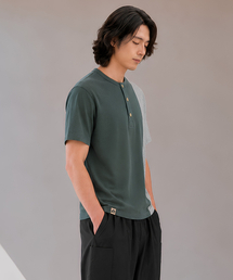 CUSTOMUS（カスタムアース）の「男性ピグメントブロックヘンリーネック半袖Tシャツ CXS26MKRT501 GRN（Tシャツ/カットソー）」