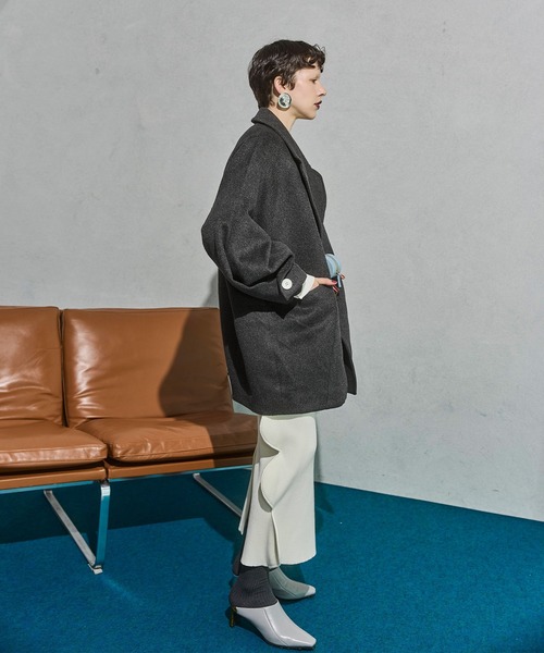 OMMO(オーエムエムオー)の「WRAP CUFF OVER COAT(その他アウター・レディース・グレー/ホワイト/ブラック・38/36)」の4枚目の写真