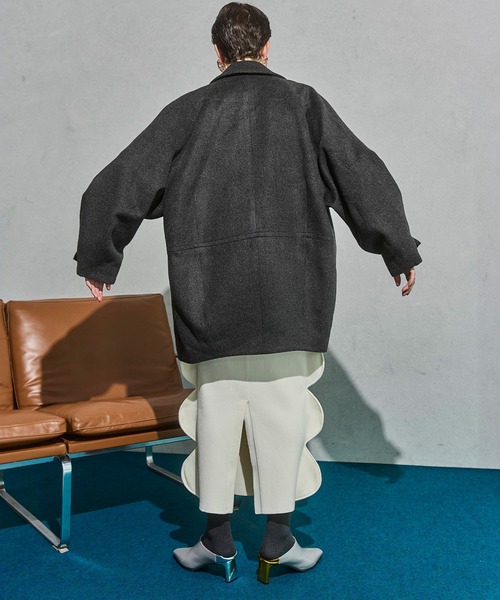 OMMO(オーエムエムオー)の「WRAP CUFF OVER COAT(その他アウター・レディース・グレー/ホワイト/ブラック・38/36)」の5枚目の写真
