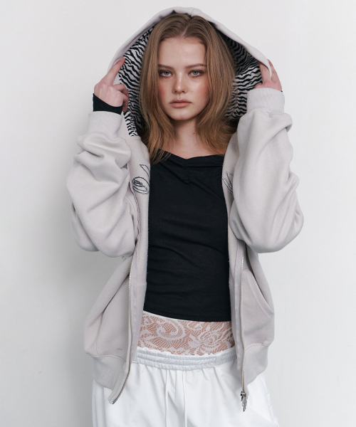 PLEASENOFOLLOW(プリーズノーフォロー)の「Bono patch Sweat Hoodie Zip Up (Sand Grey)(パーカー・レディース・その他・FREE)」の2枚目の写真