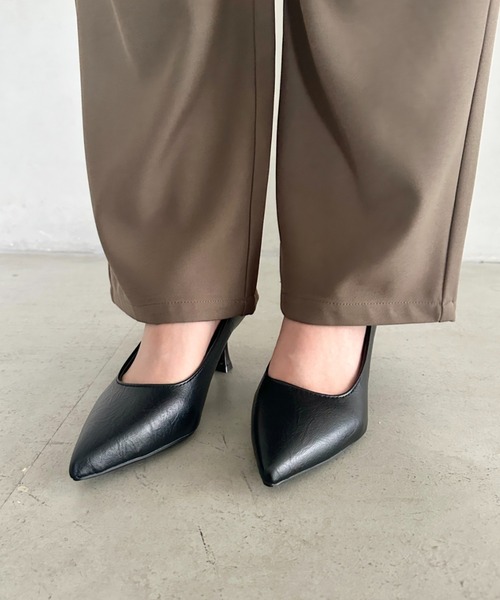 MYMOOD.(マイムード)の「しぼ感PUシンプルヒール パンプス(パンプス・レディース・ブラック/アイボリー・23.5cm/24.5cm)」の14枚目の写真