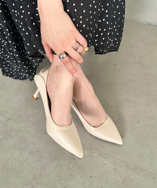 MYMOOD.(マイムード)の「しぼ感PUシンプルヒール パンプス(パンプス・レディース・ブラック/アイボリー・23.5cm/24.5cm)」の5枚目の写真