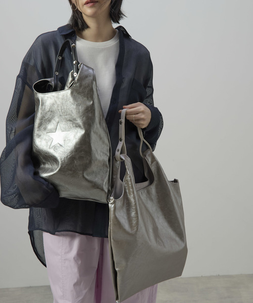 CONVERSE TOKYO(コンバーストウキョウ)の「2WAY METALLIC SHOPPING TOTE BAG(トートバッグ・レディース・シルバー/ゴールド×ブラウン/シルバー×ブラック・FREE)」の4枚目の写真