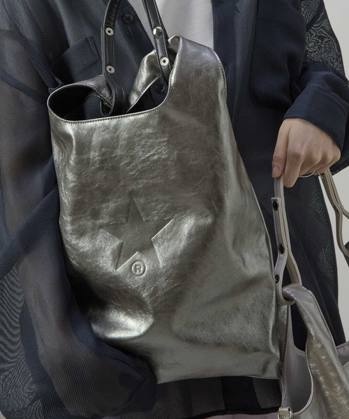 CONVERSE TOKYO(コンバーストウキョウ)の「2WAY METALLIC SHOPPING TOTE BAG(トートバッグ・レディース・シルバー/ゴールド×ブラウン/シルバー×ブラック・FREE)」の5枚目の写真