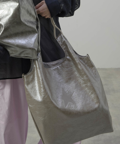 CONVERSE TOKYO(コンバーストウキョウ)の「2WAY METALLIC SHOPPING TOTE BAG(トートバッグ・レディース・シルバー/ゴールド×ブラウン/シルバー×ブラック・FREE)」の6枚目の写真