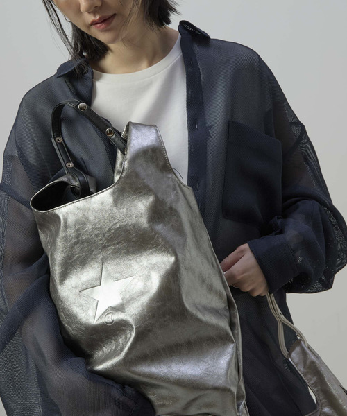 CONVERSE TOKYO(コンバーストウキョウ)の「2WAY METALLIC SHOPPING TOTE BAG(トートバッグ・レディース・シルバー/ゴールド×ブラウン/シルバー×ブラック・FREE)」の21枚目の写真
