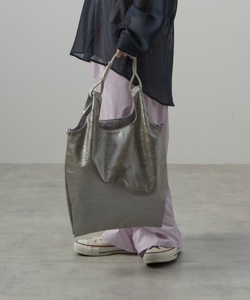 CONVERSE TOKYO(コンバーストウキョウ)の「2WAY METALLIC SHOPPING TOTE BAG(トートバッグ・レディース・シルバー/ゴールド×ブラウン/シルバー×ブラック・FREE)」の19枚目の写真