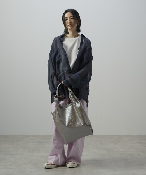 CONVERSE TOKYO(コンバーストウキョウ)の「2WAY METALLIC SHOPPING TOTE BAG(トートバッグ・レディース・シルバー/ゴールド×ブラウン/シルバー×ブラック・FREE)」の16枚目の写真