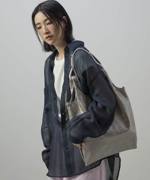 CONVERSE TOKYO(コンバーストウキョウ)の「2WAY METALLIC SHOPPING TOTE BAG(トートバッグ・レディース・シルバー/ゴールド×ブラウン/シルバー×ブラック・FREE)」の14枚目の写真