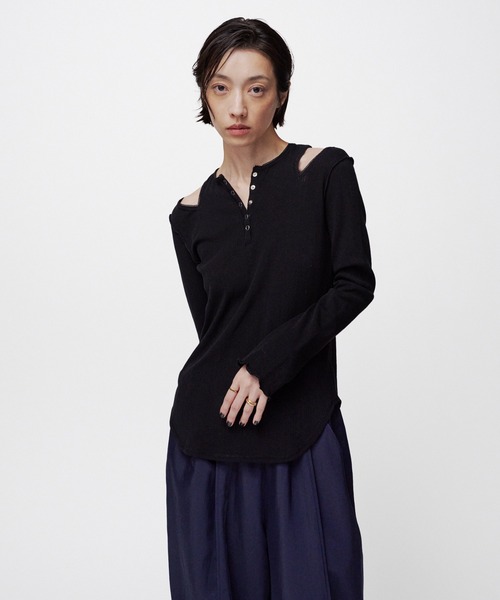 THINGS THAT MATTER（シングス ザット マター）の「EYELET MESH NOTCH HENRY NECK TOPS / アイレット メッシュ ノッチ ヘンリー ネック トップス（Tシャツ/カットソー・レディース・アイボリー/ブラック/グレー・FREE）」の3枚目の写真
