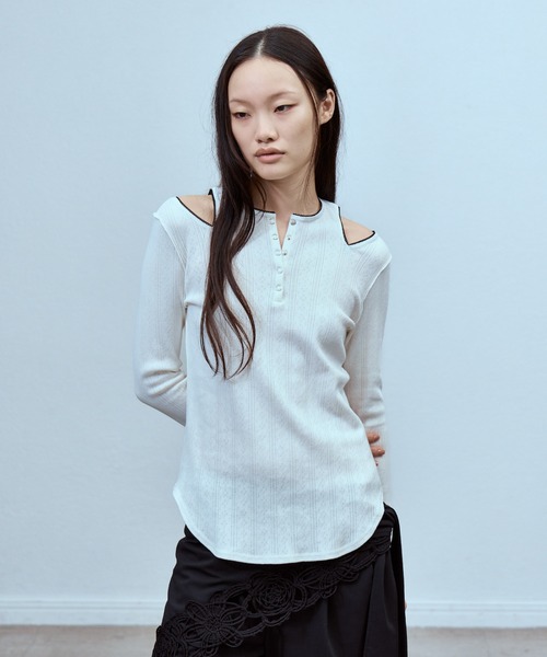 THINGS THAT MATTER（シングス ザット マター）の「EYELET MESH NOTCH HENRY NECK TOPS / アイレット メッシュ ノッチ ヘンリー ネック トップス（Tシャツ/カットソー・レディース・アイボリー/ブラック/グレー・FREE）」の4枚目の写真