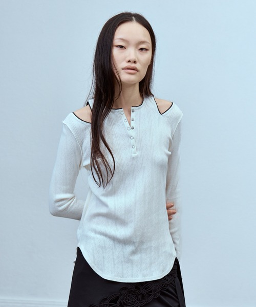 THINGS THAT MATTER（シングス ザット マター）の「EYELET MESH NOTCH HENRY NECK TOPS / アイレット メッシュ ノッチ ヘンリー ネック トップス（Tシャツ/カットソー・レディース・アイボリー/ブラック/グレー・FREE）」の5枚目の写真
