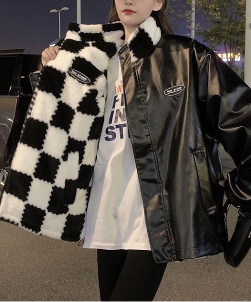 &soiree(アンドソワレ)の「ビックシルエットアソートリバーシブル2WAYフェイクレザーブルゾン(ブルゾン・レディース・ブラック系その他2/ブラック系その他/ブラック系その他3/ホワイト・LARGE/X-LARGE/MEDIUM/SMALL)」の3枚目の写真