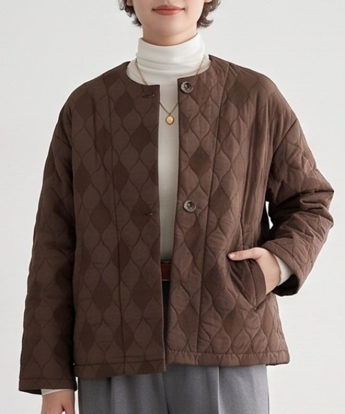 Sew loop(ソーループ)の「キルティング風ジャガード ノーカラージャケット(ノーカラージャケット・レディース・ネイビー/ブラウン・L/M)」の2枚目の写真