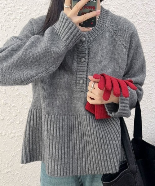 kirakiraShop（キラキラショップ）の「ヘンリーネック ペプラム ニット トップス（ニット/セーター・レディース・レッド/マスタード/チャコール/オフホワイト・FREE）」の2枚目の写真
