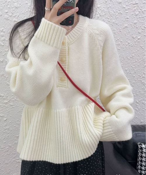 kirakiraShop（キラキラショップ）の「ヘンリーネック ペプラム ニット トップス（ニット/セーター・レディース・レッド/マスタード/チャコール/オフホワイト・FREE）」の5枚目の写真