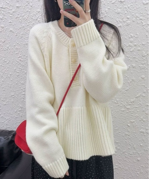 kirakiraShop（キラキラショップ）の「ヘンリーネック ペプラム ニット トップス（ニット/セーター・レディース・レッド/マスタード/チャコール/オフホワイト・FREE）」の6枚目の写真