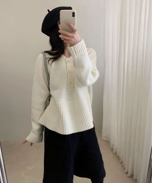 kirakiraShop（キラキラショップ）の「ヘンリーネック ペプラム ニット トップス（ニット/セーター・レディース・レッド/マスタード/チャコール/オフホワイト・FREE）」の8枚目の写真