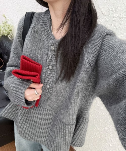 kirakiraShop（キラキラショップ）の「ヘンリーネック ペプラム ニット トップス（ニット/セーター・レディース・レッド/マスタード/チャコール/オフホワイト・FREE）」の10枚目の写真