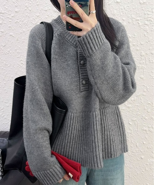 kirakiraShop（キラキラショップ）の「ヘンリーネック ペプラム ニット トップス（ニット/セーター・レディース・レッド/マスタード/チャコール/オフホワイト・FREE）」の11枚目の写真