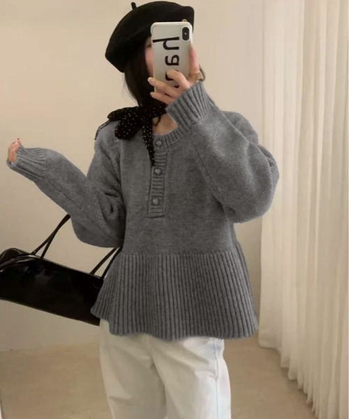 kirakiraShop（キラキラショップ）の「ヘンリーネック ペプラム ニット トップス（ニット/セーター・レディース・レッド/マスタード/チャコール/オフホワイト・FREE）」の14枚目の写真