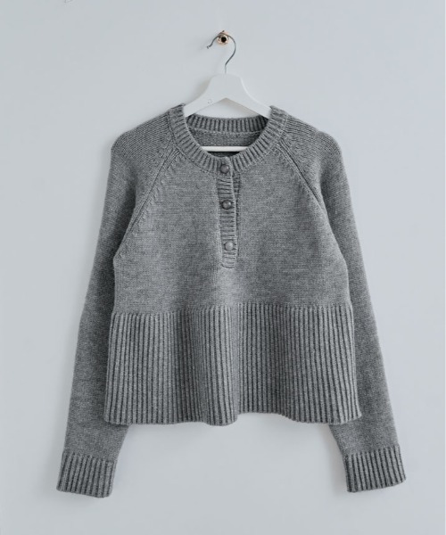 kirakiraShop（キラキラショップ）の「ヘンリーネック ペプラム ニット トップス（ニット/セーター・レディース・レッド/マスタード/チャコール/オフホワイト・FREE）」の22枚目の写真