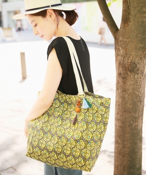 LEPSIM（レプシィム）の「チャームツキプリントトート 757108（トートバッグ・レディース・イエロー/オレンジ/グレー・ONE SIZE）」の2枚目の写真