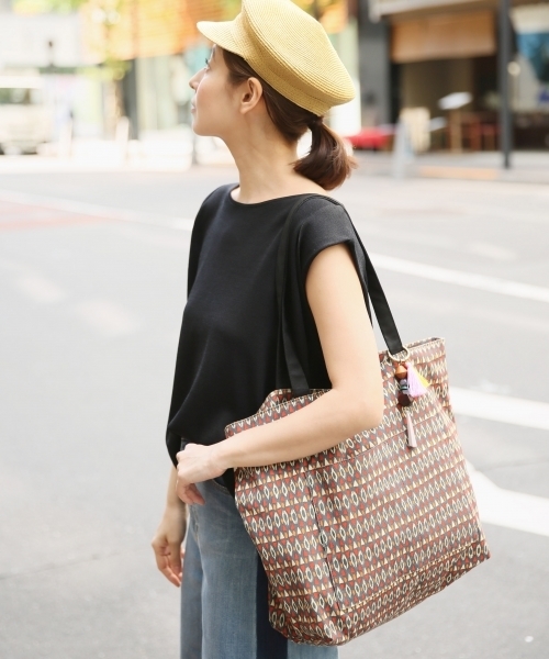 LEPSIM（レプシィム）の「チャームツキプリントトート 757108（トートバッグ・レディース・イエロー/オレンジ/グレー・ONE SIZE）」の3枚目の写真