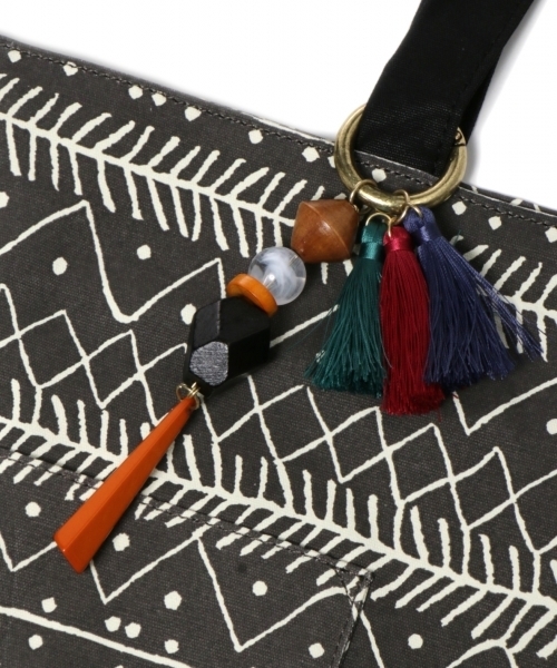 LEPSIM（レプシィム）の「チャームツキプリントトート 757108（トートバッグ・レディース・イエロー/オレンジ/グレー・ONE SIZE）」の14枚目の写真