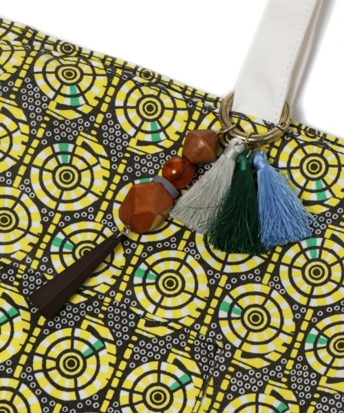 LEPSIM（レプシィム）の「チャームツキプリントトート 757108（トートバッグ・レディース・イエロー/オレンジ/グレー・ONE SIZE）」の15枚目の写真