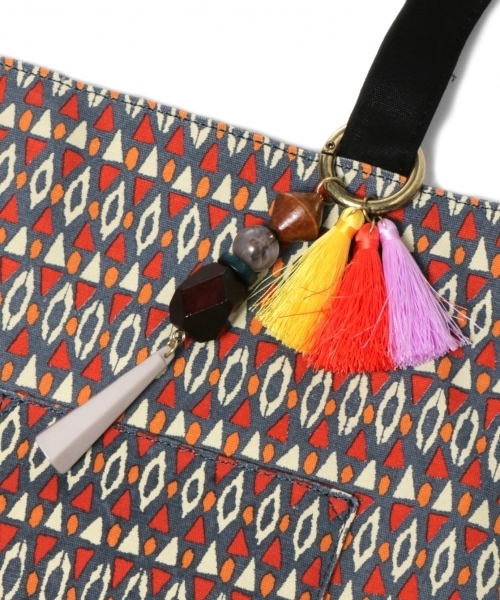 LEPSIM（レプシィム）の「チャームツキプリントトート 757108（トートバッグ・レディース・イエロー/オレンジ/グレー・ONE SIZE）」の5枚目の写真