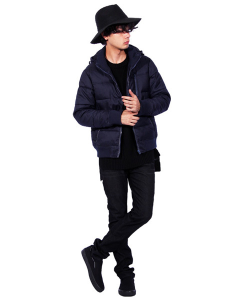 ８(eight)（エイト）の「ロング丈 ニット セーター クルーネック ケーブルニット（ニット/セーター・メンズ・ブラック/ワイン/キナリ/グレー・MEDIUM/LARGE/X-LARGE）」の10枚目の写真