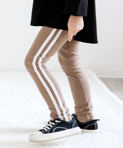 Bee des Bee(ビーデスビー)の「ラインレギンスパンツ(レギンス/スパッツ・キッズ・チャコールグレー/ブラック/グレー/ブラウン/スモークピンク/サックスブルー/クリーム/ラベンダー/ミント/ワイン/チャコール/グレイッシュベージュ/グレー系その他/杢グレー/ブルー/ネイビー/カーキ/モスグリーン/ブラック系その他/パープル系その他/ダークブラウン/ブルーグレー/ライトグレー/アイボリー/グリーン系その他/ベージュ×ブラック/グレー系その他2/グリーン系/ライトベージュ/ベージュ系/ブルー系/グレー系/ライトグリーン系/ピンク/ライラック系/ピンク系/ブルー × パープル・110cm/100cm/120cm/130cm/140cm/150cm)」の14枚目の写真